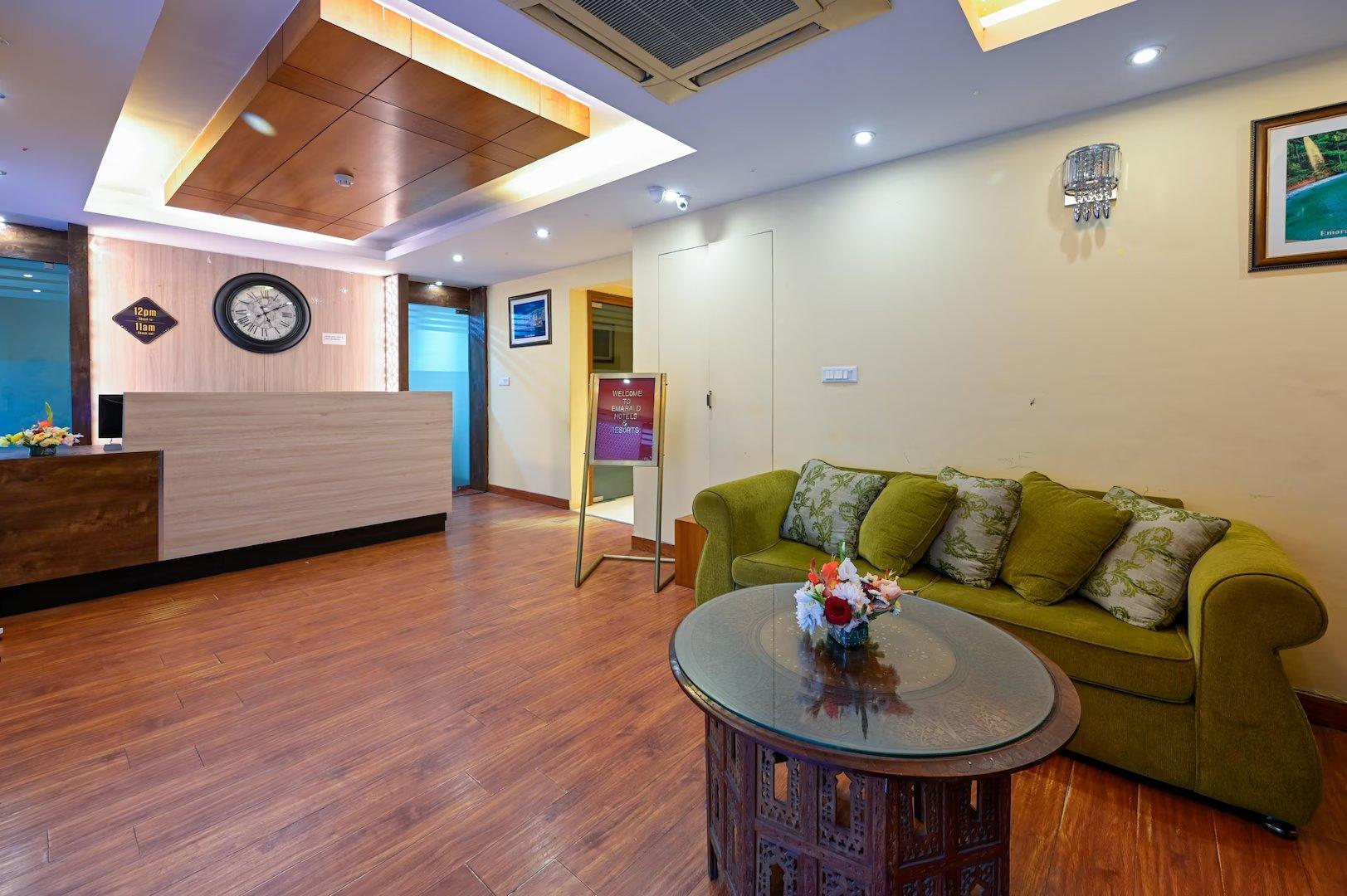 seating area at emarald hotels resorts in new delhi hotel_Image