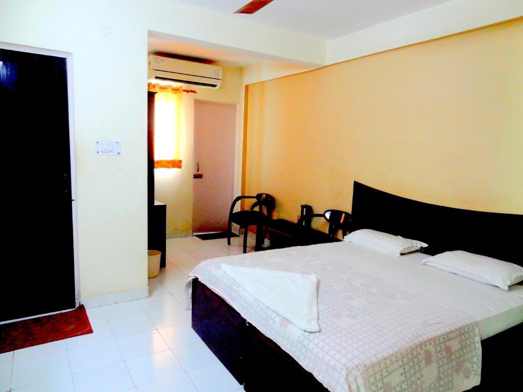 a double bed room with t.v at hotel gangotri haridwar in haridwar hotel_Image