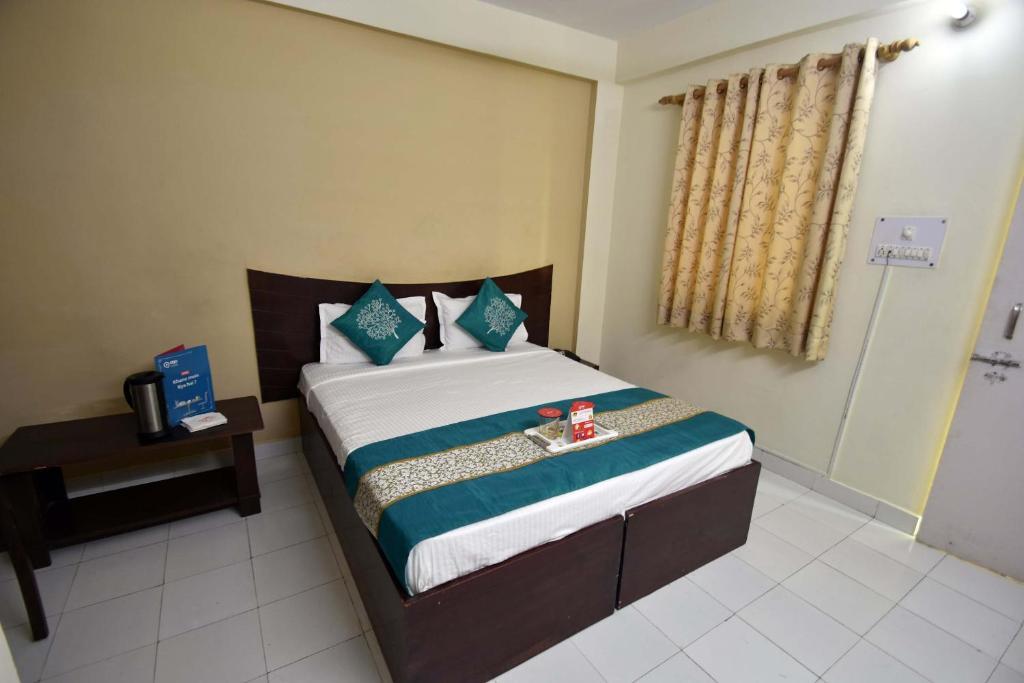 a double bed room with t.v at hotel gangotri haridwar in haridwar hotel_Image