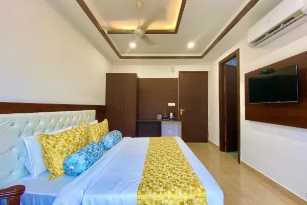 a bedroom with a large bed and a tv at hotel shiv vilas in Rishikesh hotel_Image