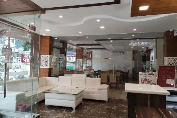 a help desk with a sofa and table at hotel shiv vilas in Rishikesh hotel_Image