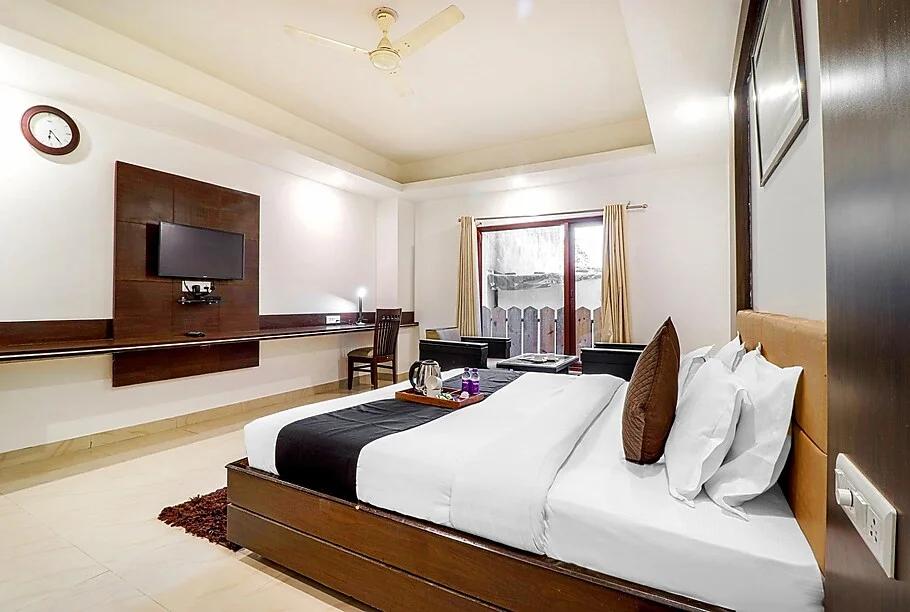 bed room with t.v at hotel alaknanda in dehradun hotel_Image