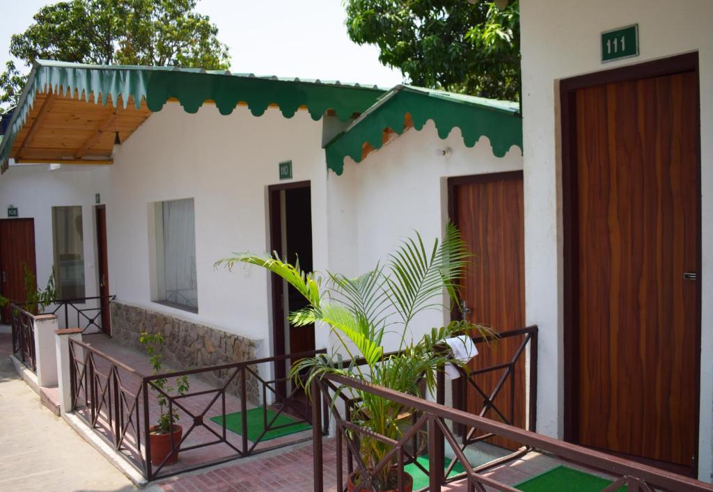 facade with entry at corbett paradiso resorts in jim corbett hotel_Image