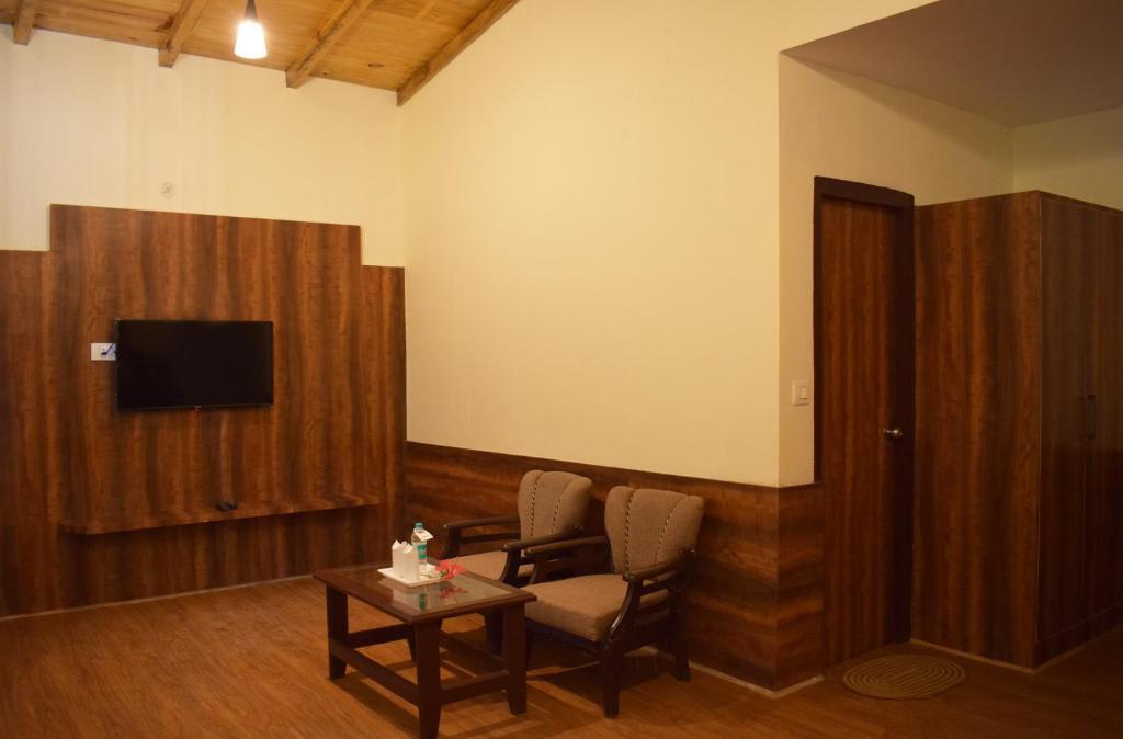 a double bed with T.V at corbett paradiso resorts in jim corbett hotel_Image