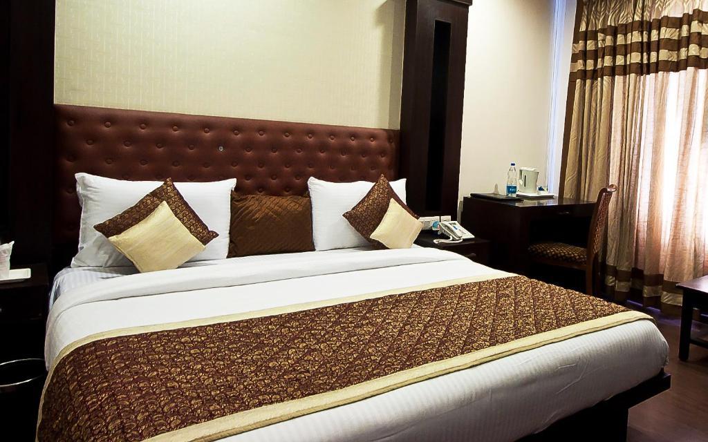 a bed room with t.v at divine paradise tavisha in new delhi hotel_Image