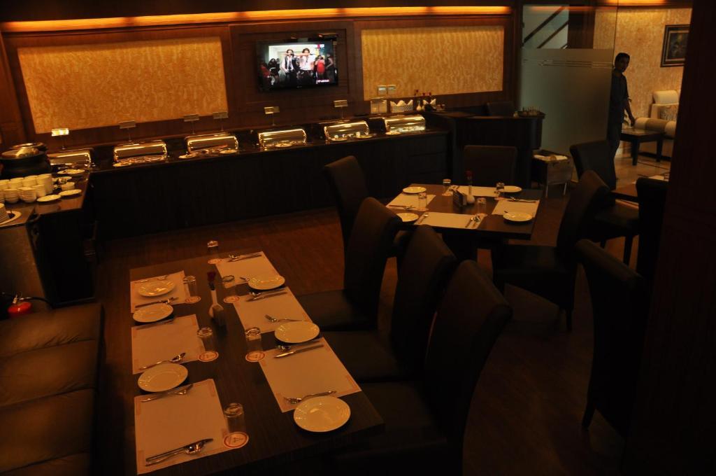 dining room at divine paradise tavisha in new delhi hotel_Image
