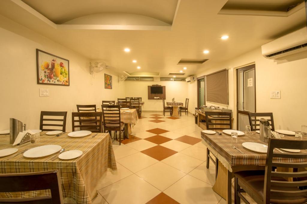 a table and chair at Elite Suites Mint Gomti Nagar in Lucknow hotel_Image
