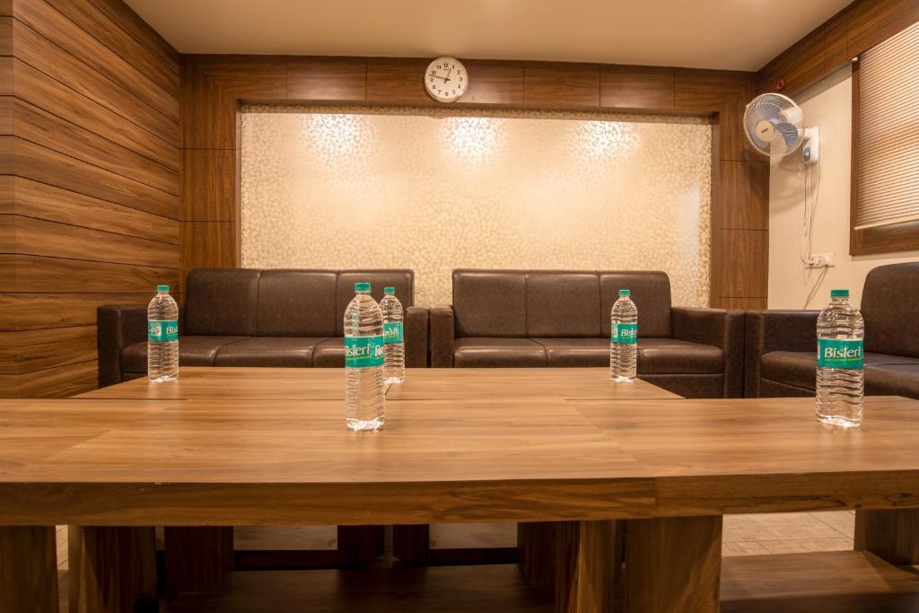 a table and chair at Elite Suites Mint Gomti Nagar in Lucknow hotel_Image