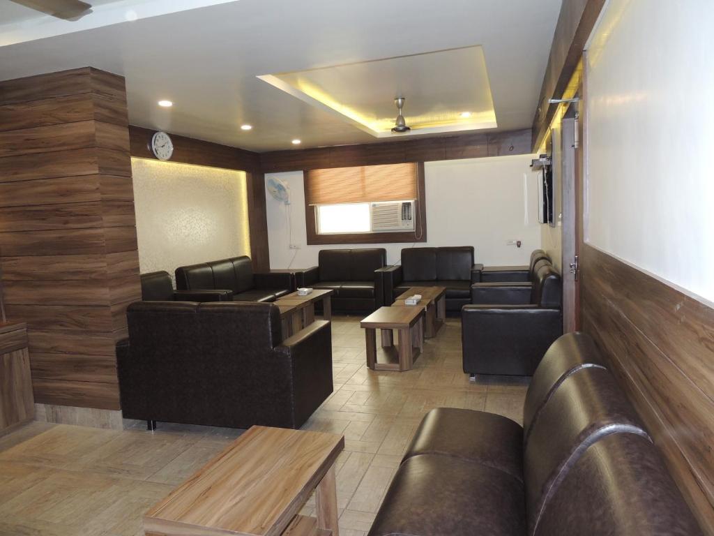 a table and sofa at Elite Suites Mint Gomti Nagar in Lucknow hotel_Image