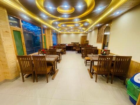 seating area at golden wood manali in manali hotel_Image