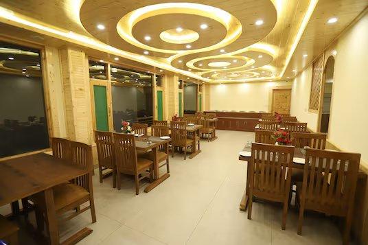 seating area at golden wood manali in manali hotel_Image