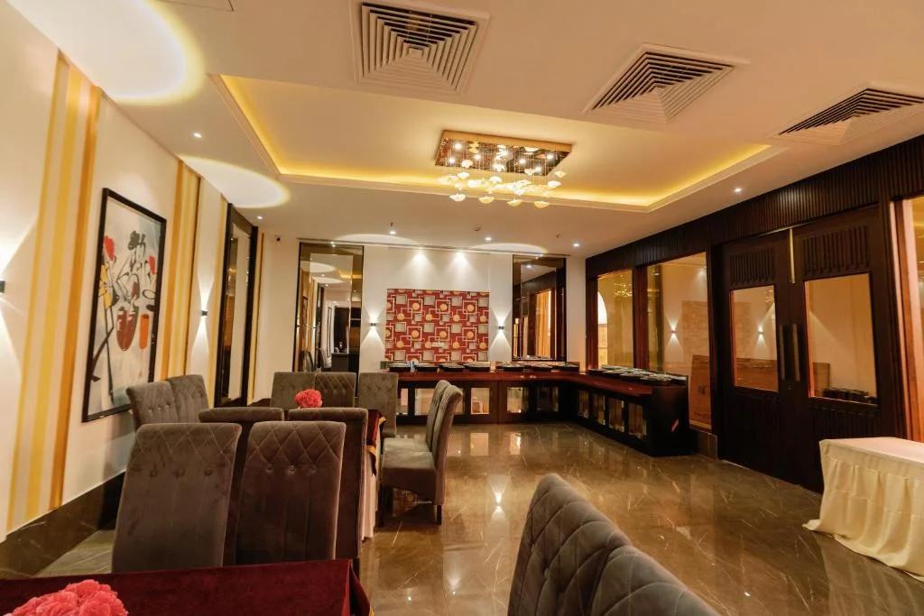 seating area with sofa at grand heritage hotel in ludhiana hotel_Image