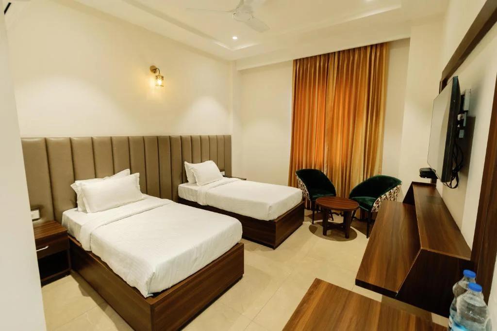 bed room with t.v at grand heritage hotel in ludhiana hotel_Image