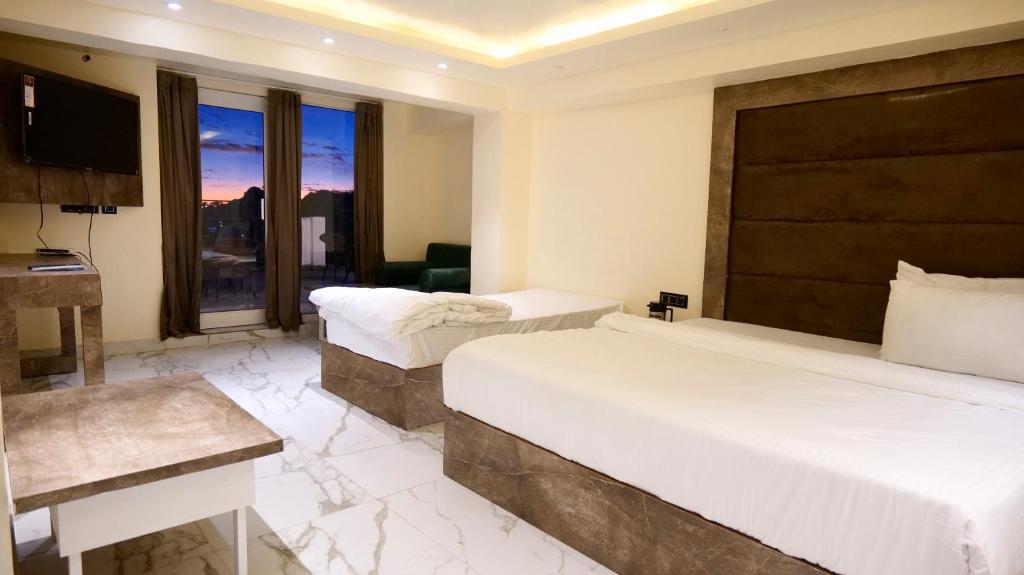 a double bed room with t.v at hotel brite star in mussoorie hotel_Image