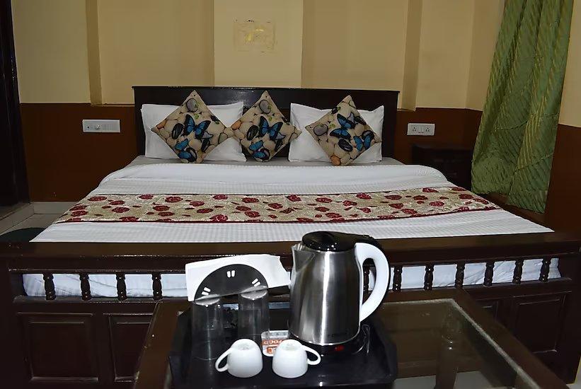 a double bed room with t.v at hotel golden tulip in jaisalmer hotel_Image