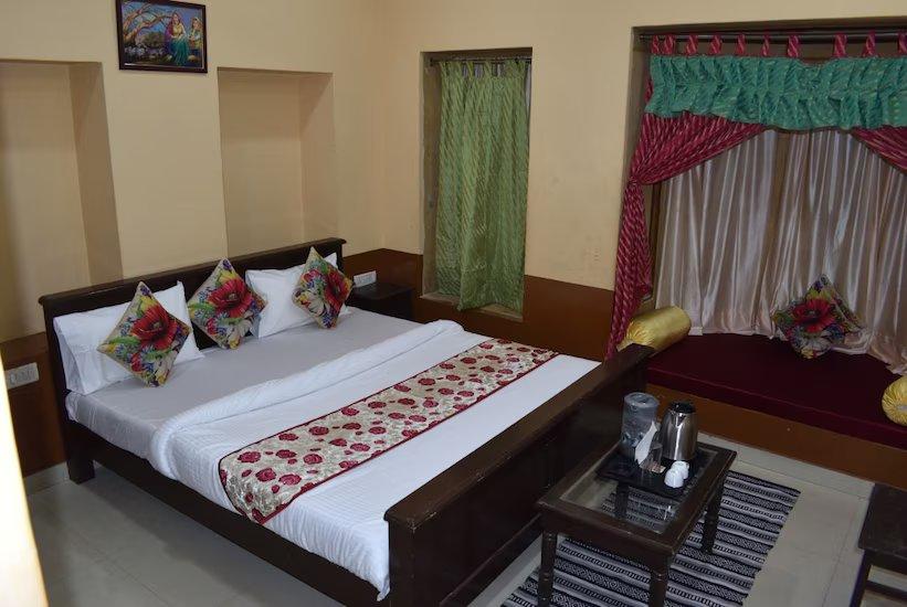 a double bed room with t.v at hotel golden tulip in jaisalmer hotel_Image