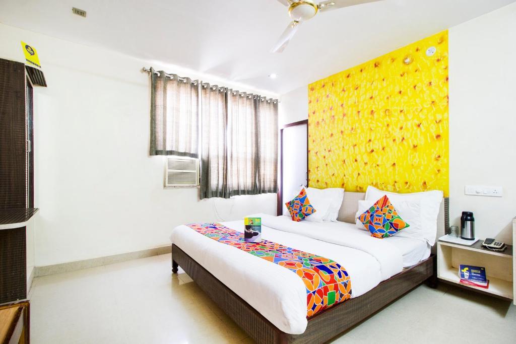a double bed room with t.v at hotel omni plaza in jodhpur hotel_Image