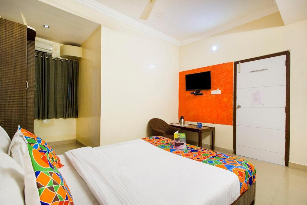 a double bed room with t.v at hotel omni plaza in jodhpur hotel_Image