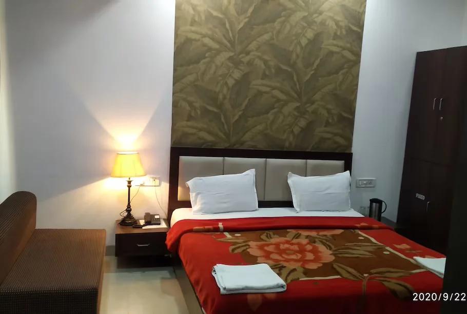 a double bed room with t.v at hotel popular in amritsar hotel_Image
