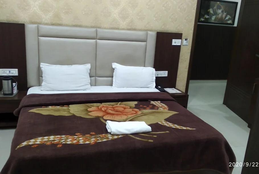 a double bed room with t.v at hotel popular in amritsar hotel_Image