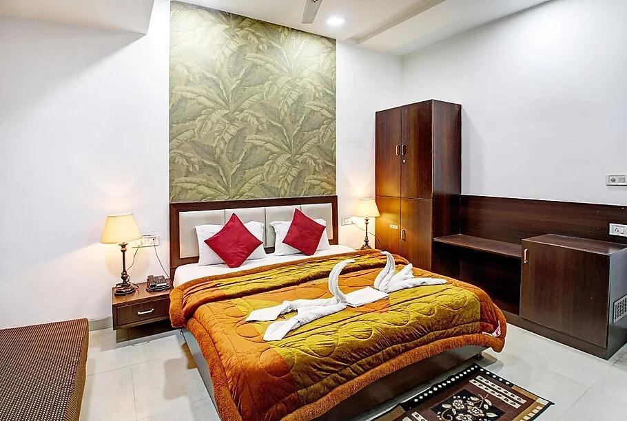 a double bed room with t.v at hotel popular in amritsar hotel_Image
