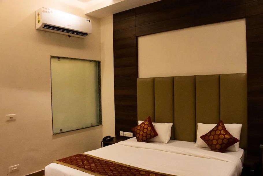 a bedroom with a large bed and a ac at hotel sourav park inn in Agra hotel_Image