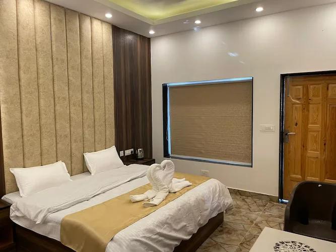 bedroom with t.v at heavens view residency in mussoorie hotel_Image