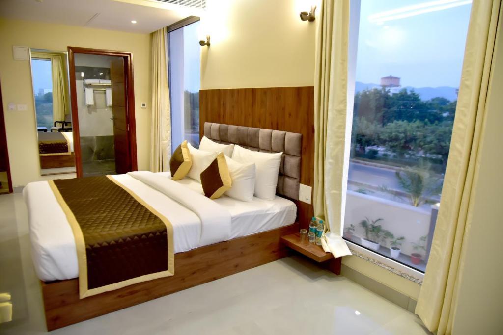 a bed room with t.v at hotel aarna in jaipur hotel_Image