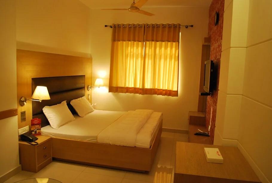 a double bed room with t.v at arina-inn-daryaganj hotel_Image