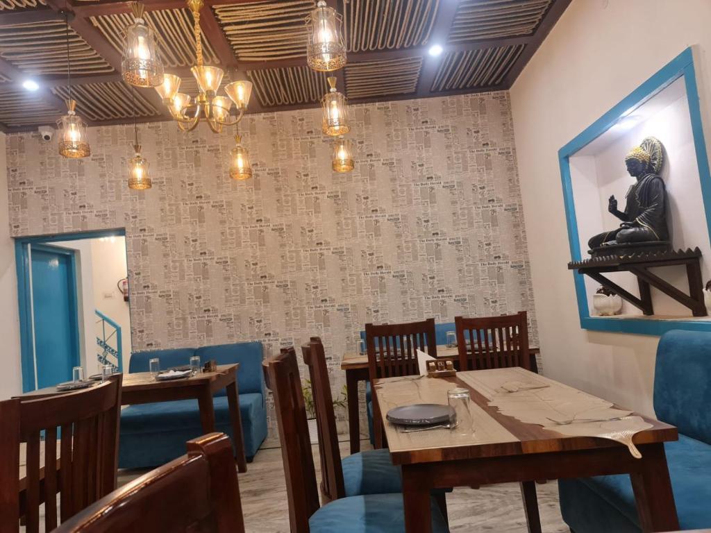 seating area at hotel arsh residency haridwar in haridwar hotel_Image