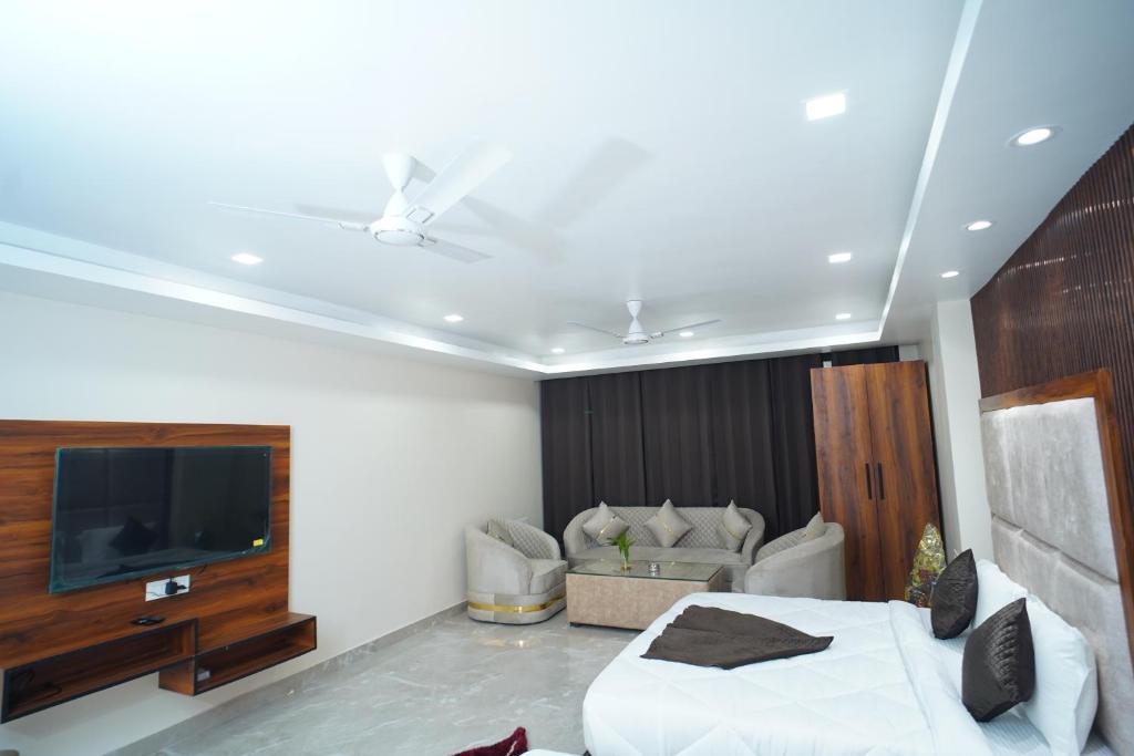 a bed room with t.v at at hotel arsh residency haridwar in haridwar hotel_Image