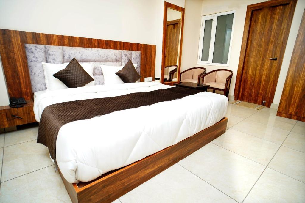 a bed room with t.v at at hotel arsh residency haridwar in haridwar hotel_Image