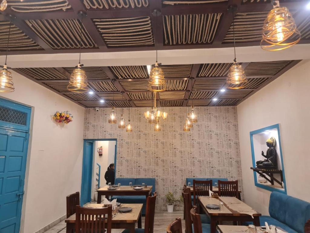 seating area at hotel arsh residency haridwar in haridwar hotel_Image