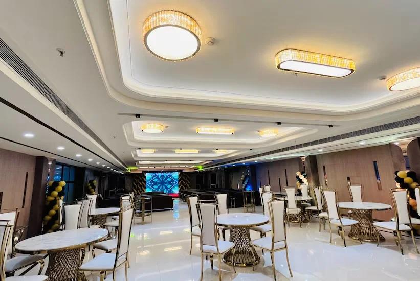 seating area with sofa at hotel Aryavilas in Mathura hotel_Image