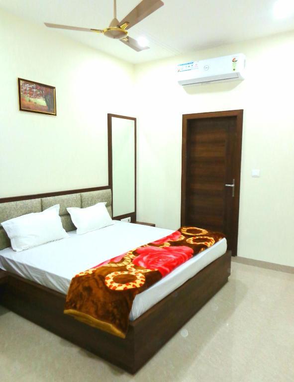 a bed room with t.v at hotel babylon regency in mathura hotel_Image