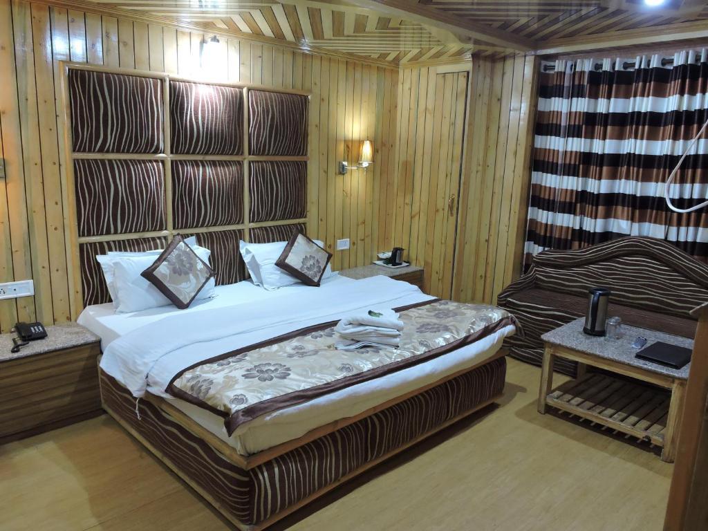 a double bed room with t.v at chaman palace in shimla hotel_Image