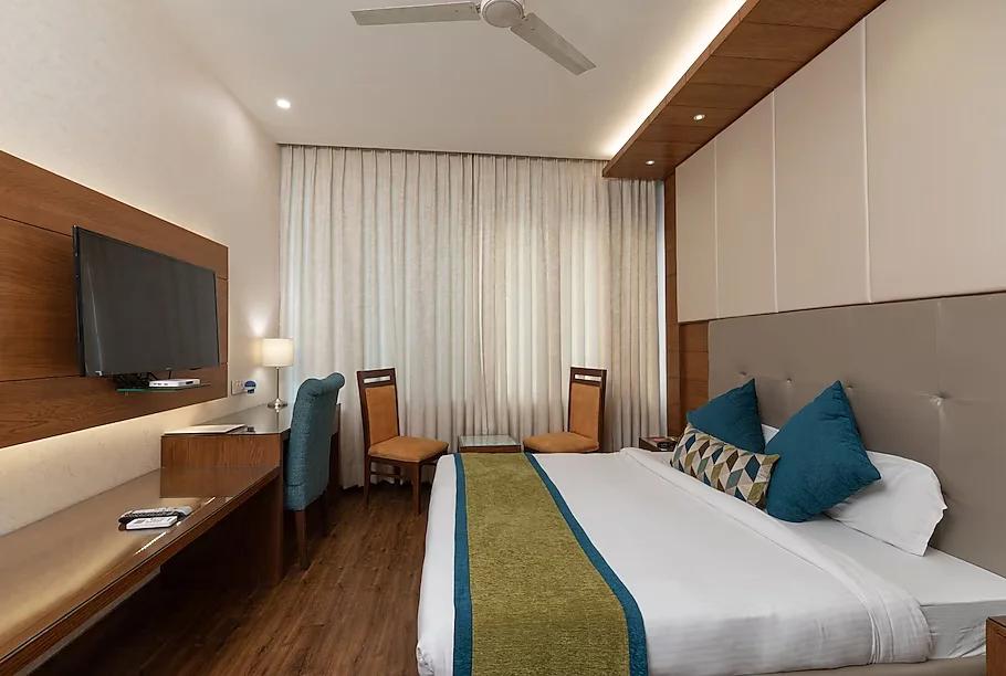 a double bed room with t.v at hotel chandigarh beckons in chandigarh hotel_Image