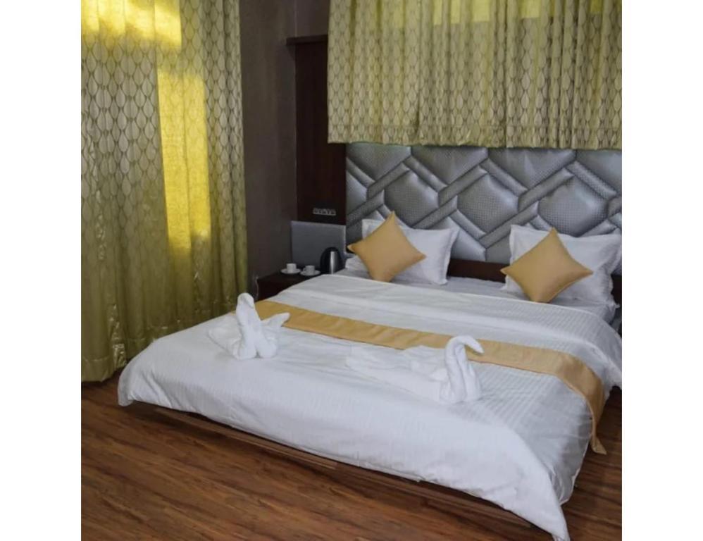 a double bed room with t.v at hotel city pride in sri nagar hotel_Image