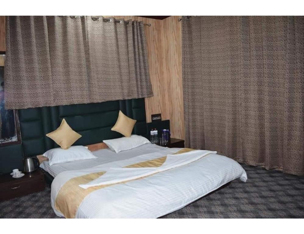 a double bed room with t.v at hotel city pride in sri nagar hotel_Image