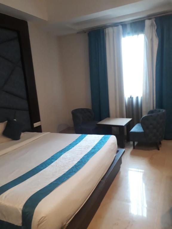 a double bed room with t.v at hotel crimson palace in agra hotel_Image