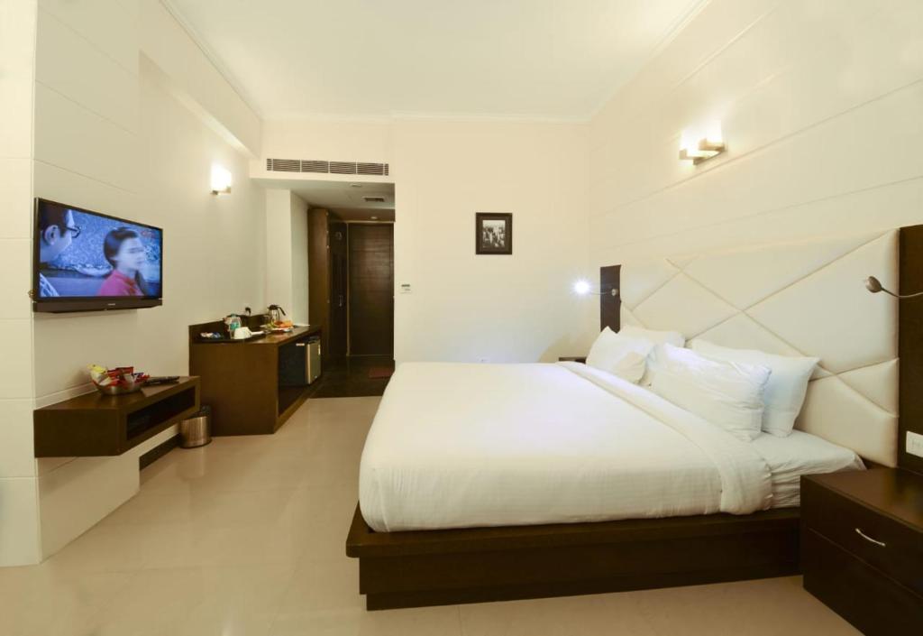 a double bed room with t.v at hotel crimson palace in agra hotel_Image