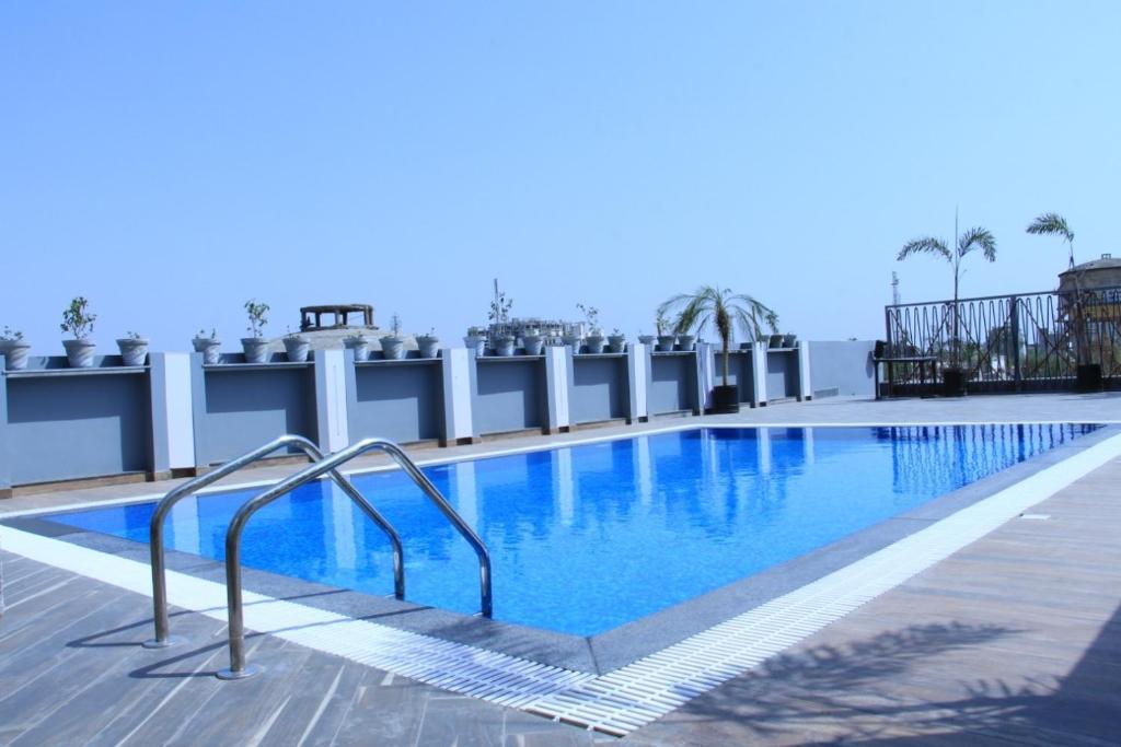 swimming pool at hotel crimson palace in agra hotel_Image