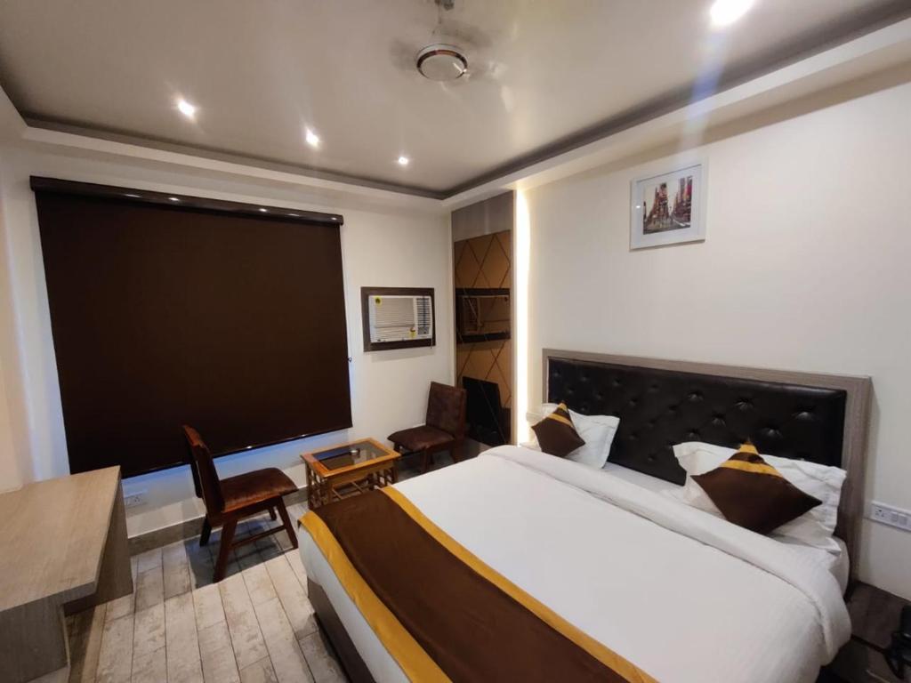 a bedroom with a large bed at hotel d silver leaf in Lucknow hotel_Image