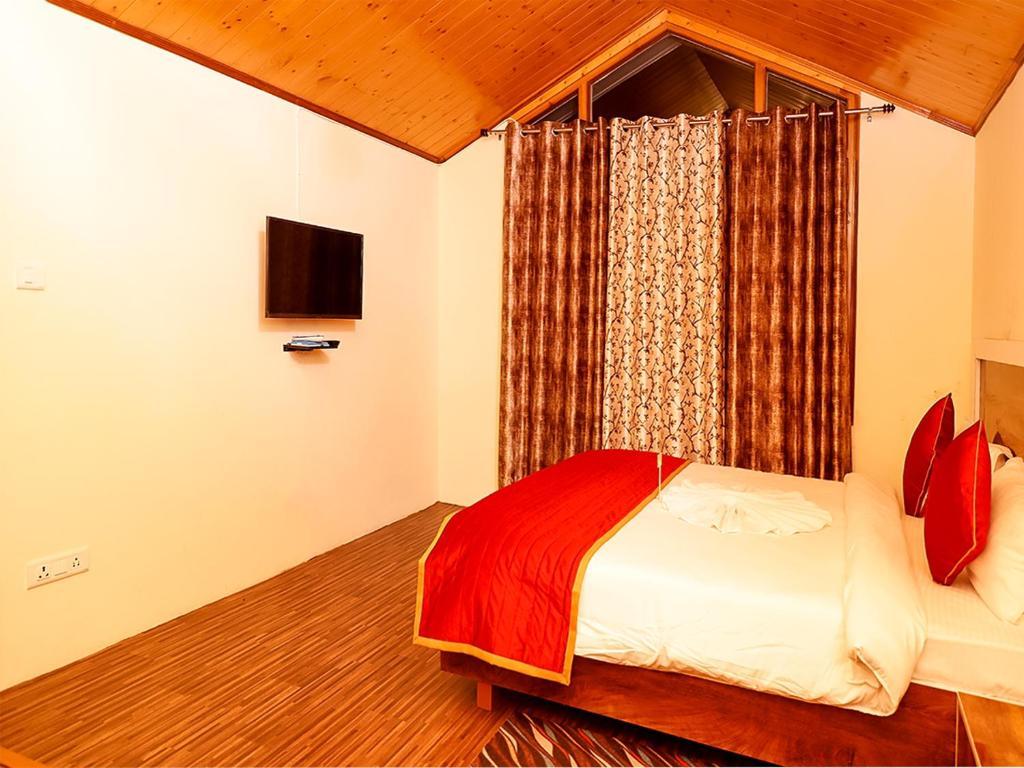 a double bed room with t.v at hotel divine hills shimla in shimla hotel_Image