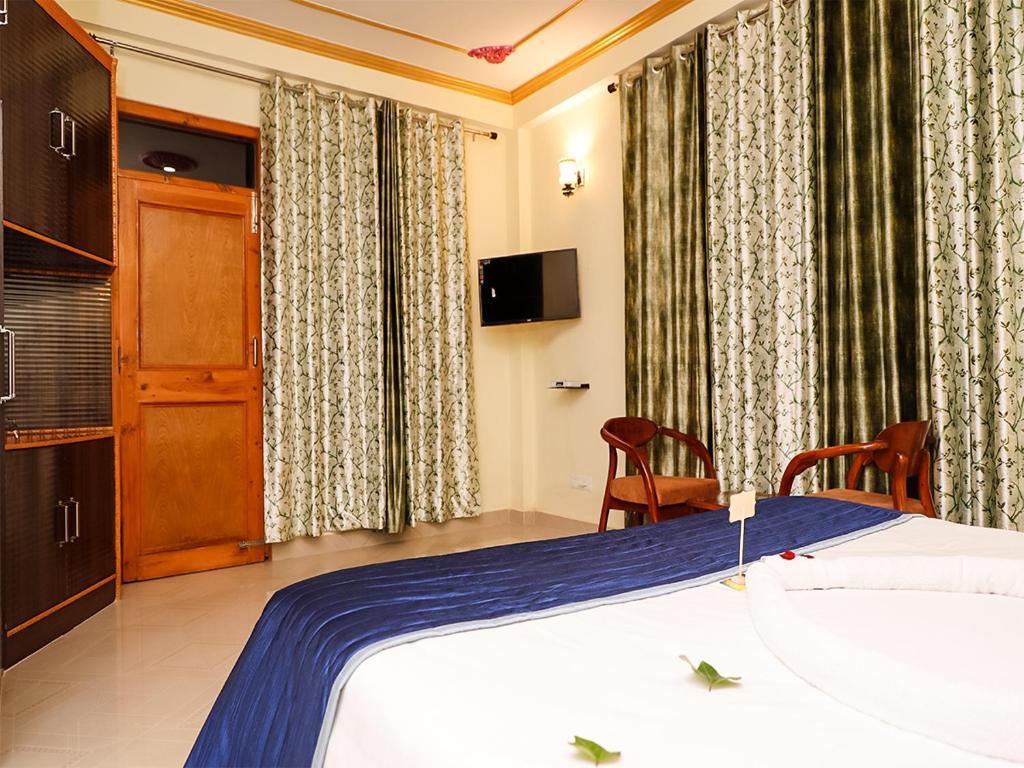 a double bed room with t.v at hotel divine hills shimla in shimla hotel_Image