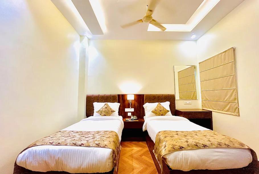 a double bed room with t.v at hotel ekas in lucknow hotel_Image