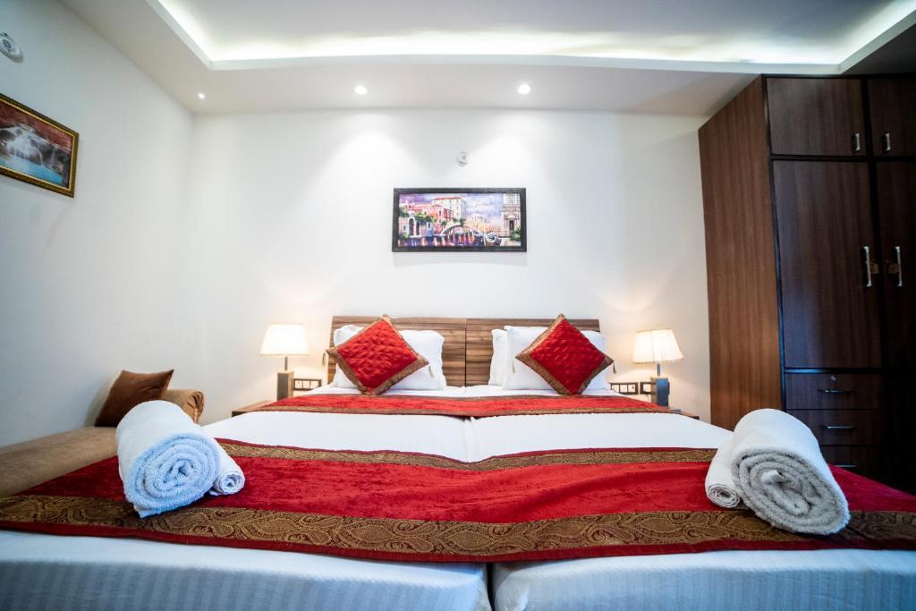 a bed room with t.v at hotel gracia golf by saavi hotel in gurugram hotel_Image
