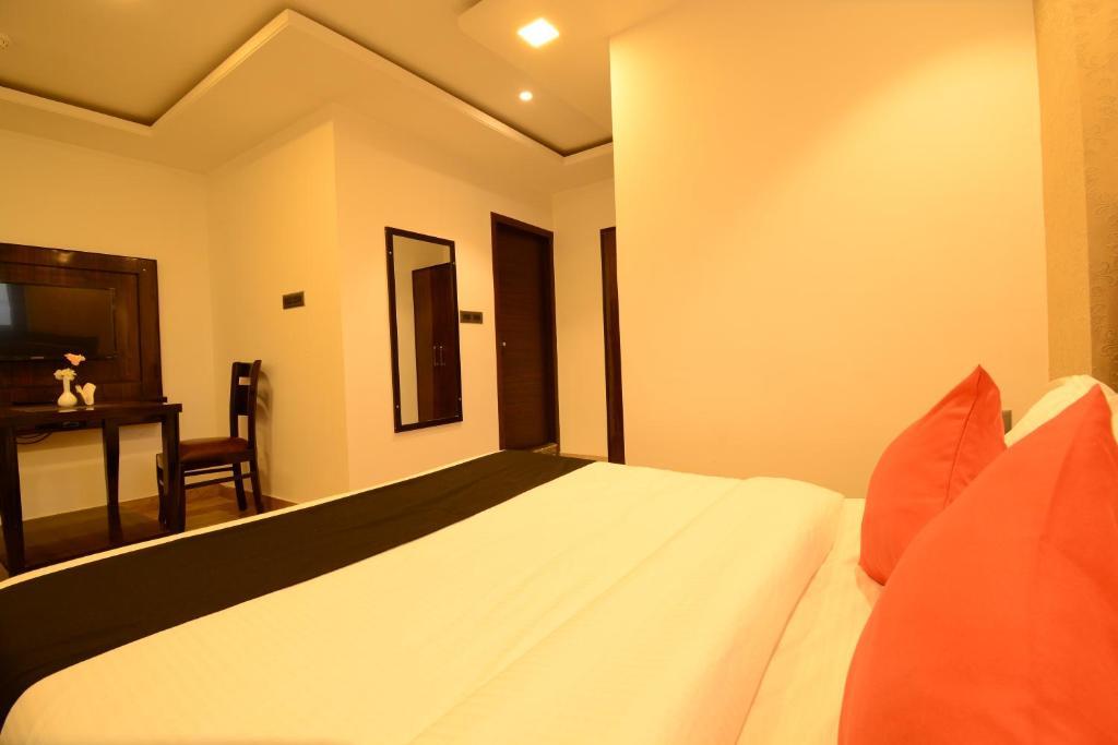 a double bed room with t.v at hotel grand lotus inn in jaipur hotel_Image