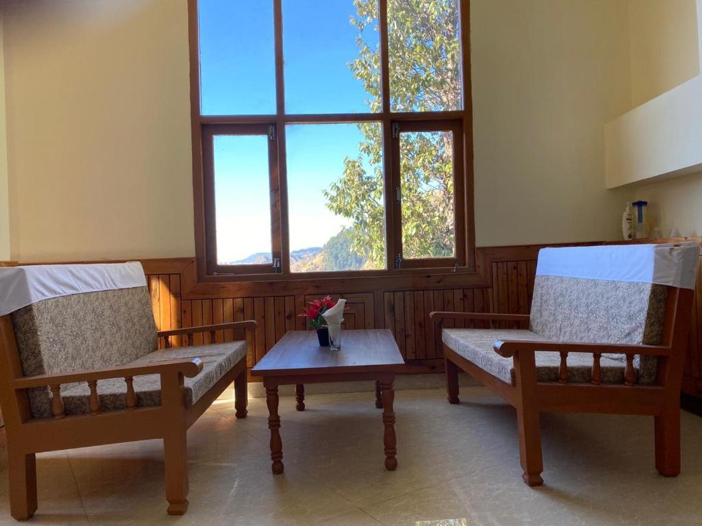 seating area at hotel hassan valley retreat in shimla hotel_Image