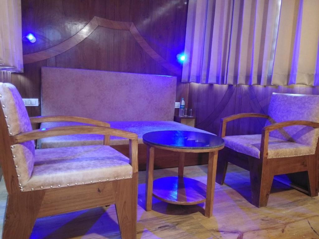 seating area at hotel hassan valley retreat in shimla hotel_Image